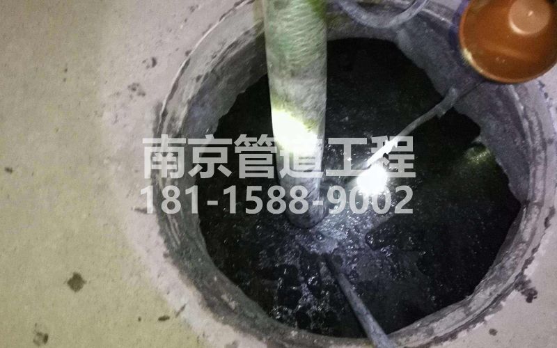 216工厂清理化粪池