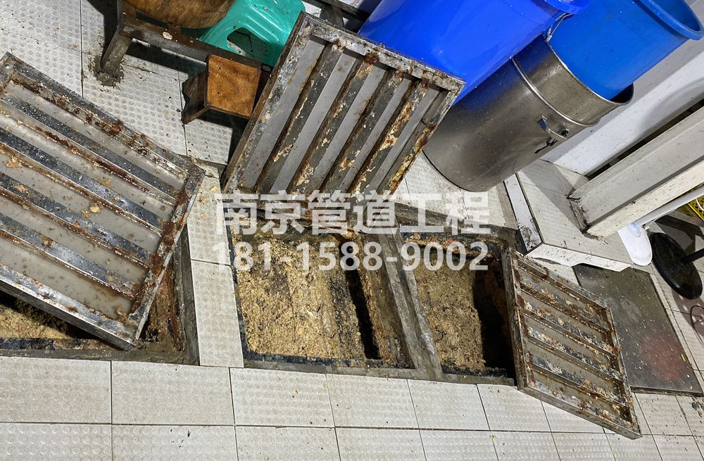 278工厂城管中队食堂隔油池清理