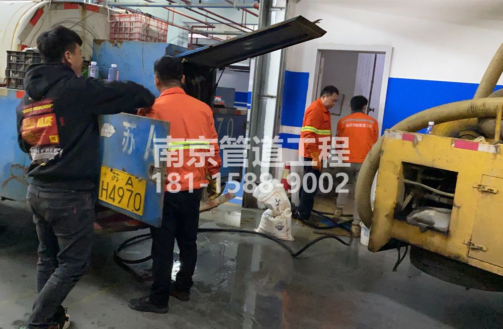 305工厂地下室管道清洗